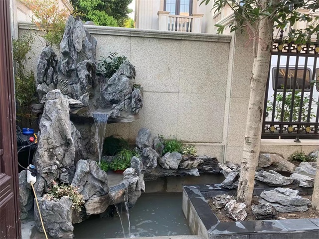 柳江庭院假山鱼池的方位